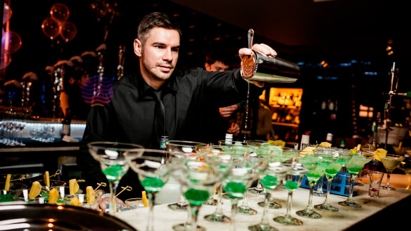 Официанты и бармены на праздник